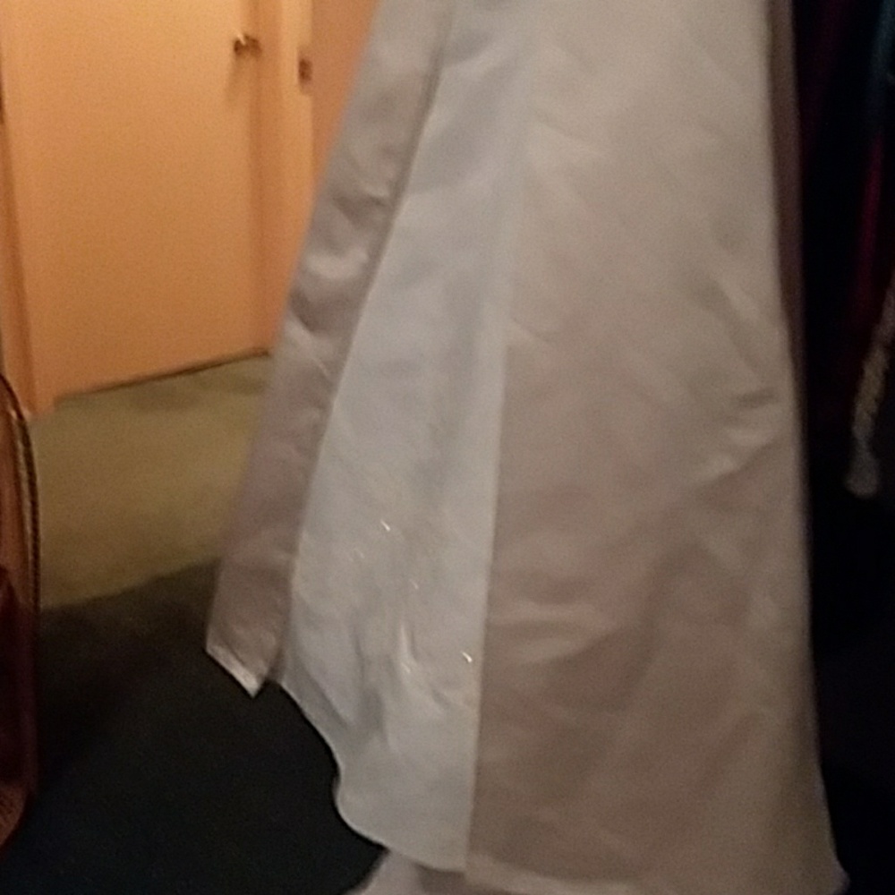 New wedding dress - Picture 5 of 10